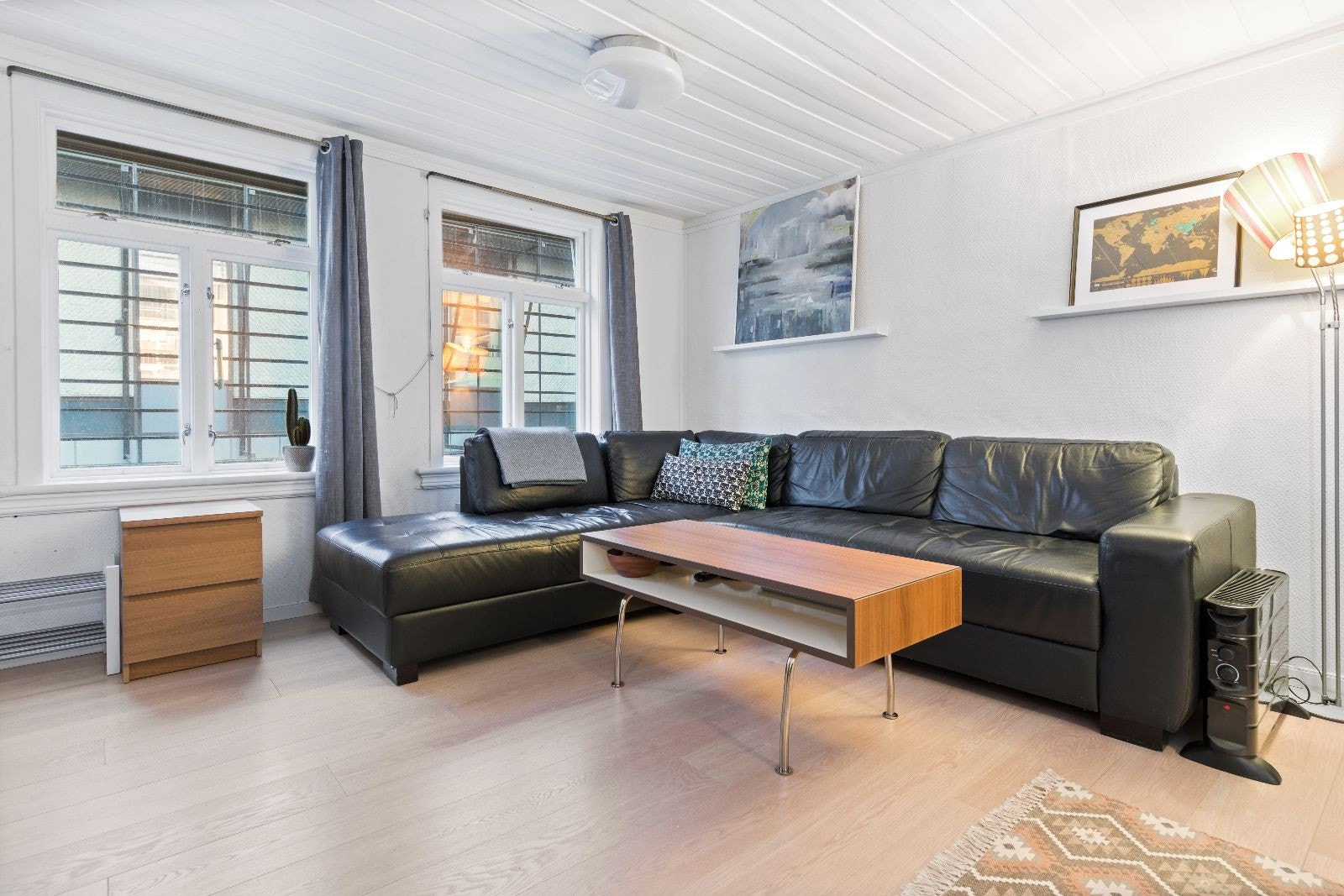 Store vinduer sørger for godt med naturlig lysinnslipp. Galleribilde