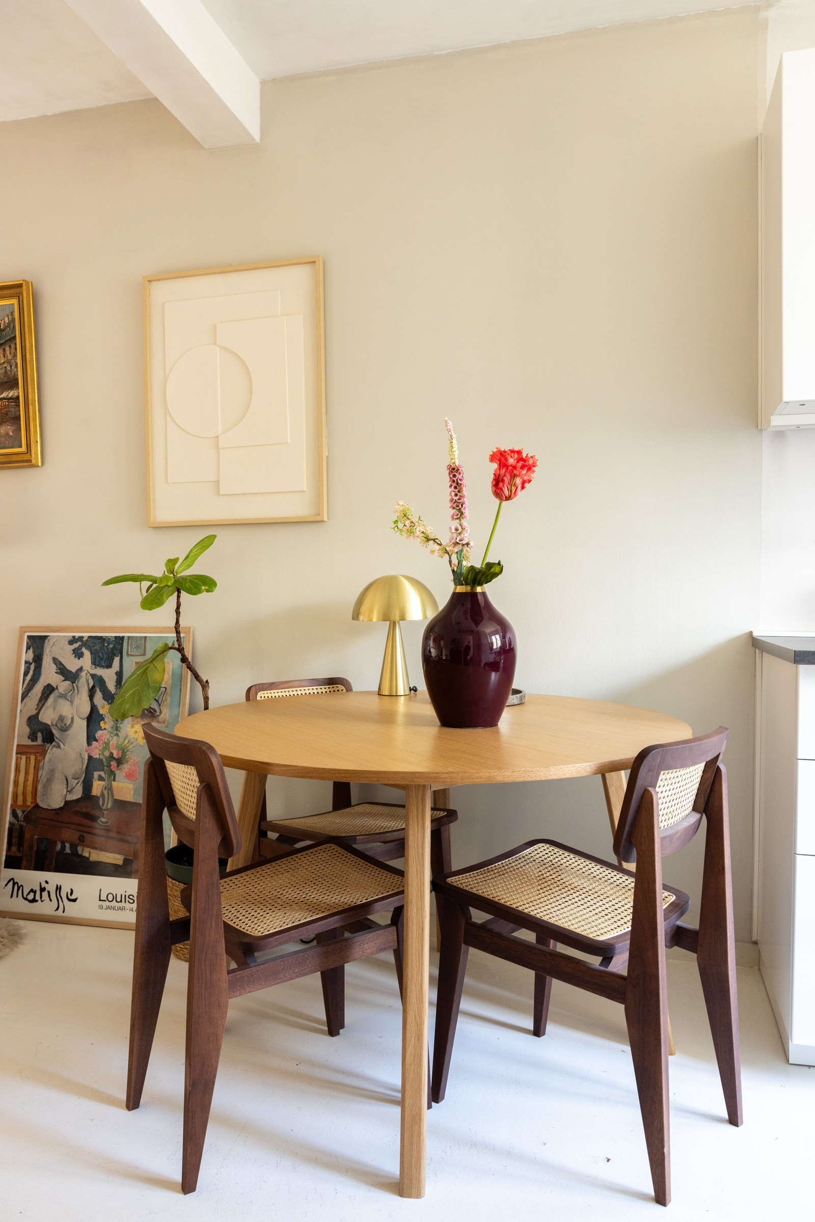 Spisebordet finner sin naturlige plass mellom stue- og kjøkkensonen. Galleribilde