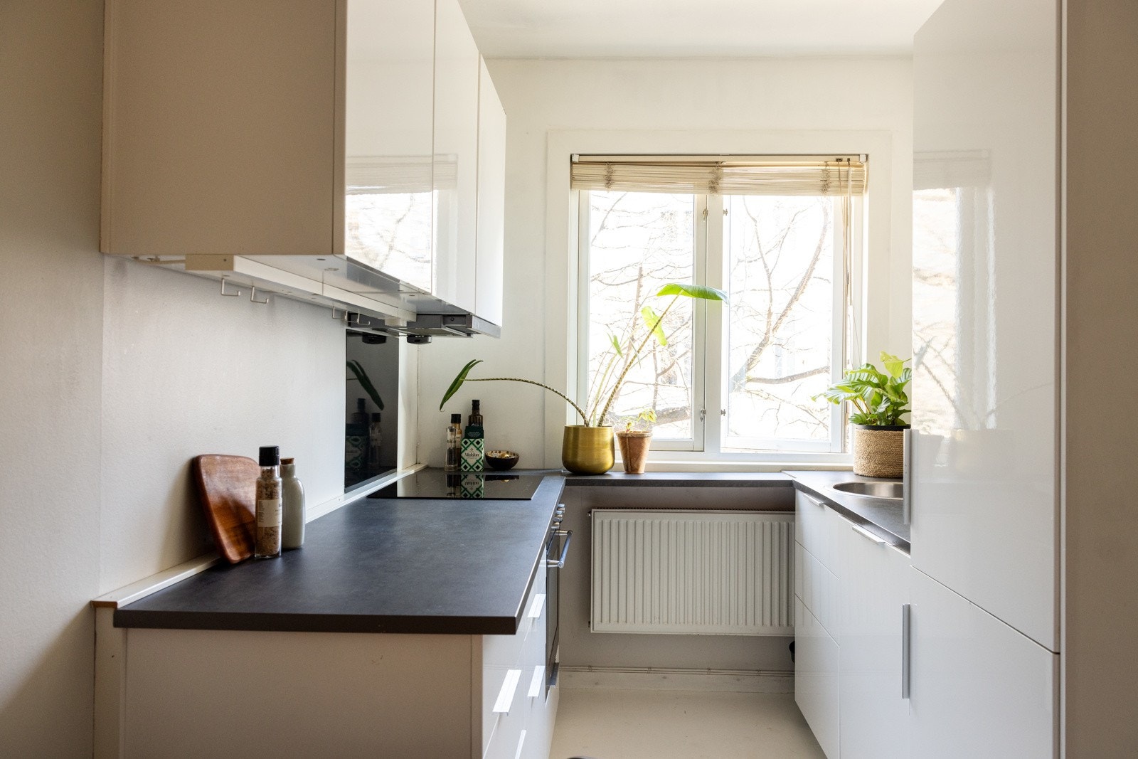 Leiligheten er oppvarmet med én radiator på kjøkkenet, tilkoblet fjernvarmeanlegg. Galleribilde