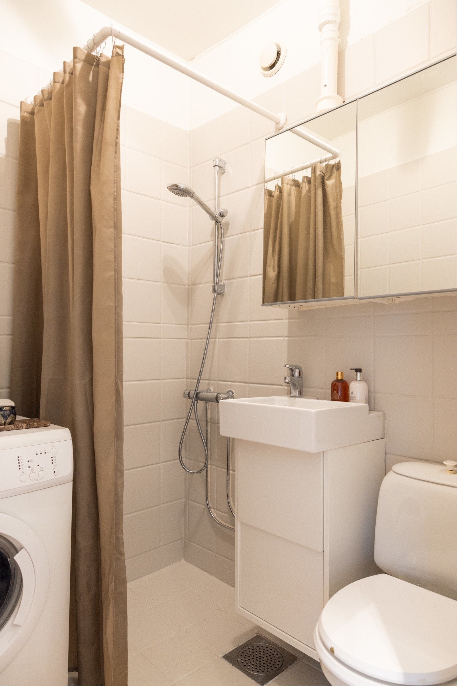 Gode muligheter for lagring i servantskap og speilskap. Galleribilde