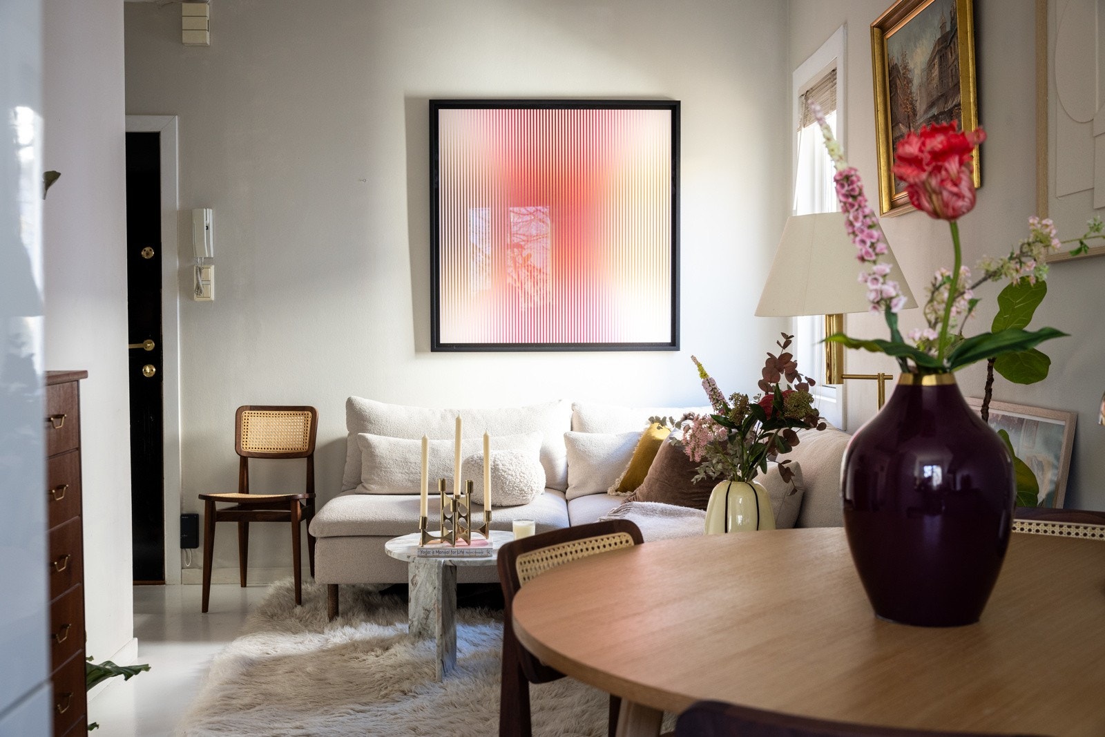 Godt utnyttet planløsning med velegnet plass for spiseplass og sofagruppe. Galleribilde