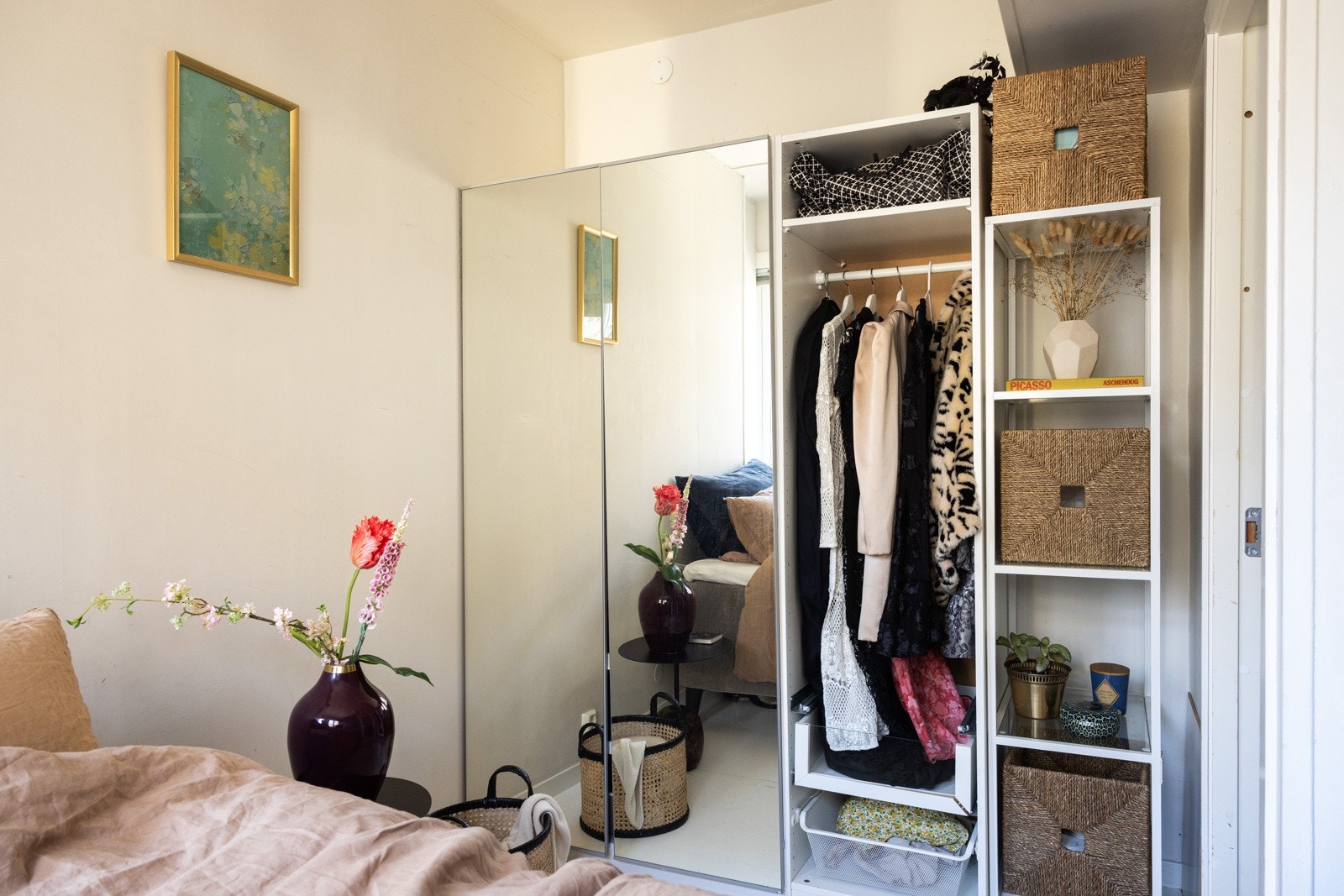 Videre byr soverommet på god oppbevaringsplass i medfølgende garderobe. Galleribilde