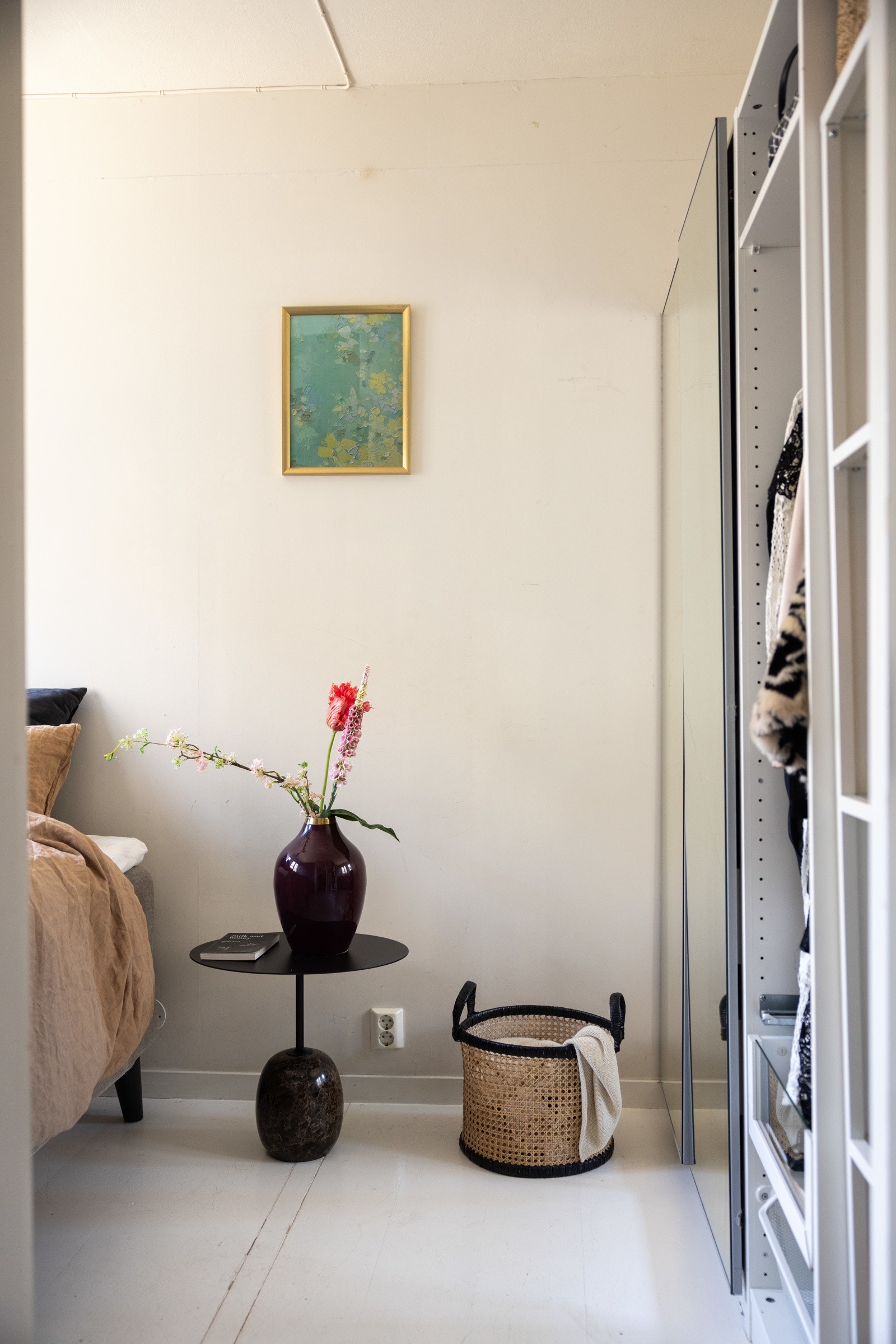 Et lyst og innbydende soverom med god romløsning. Galleribilde