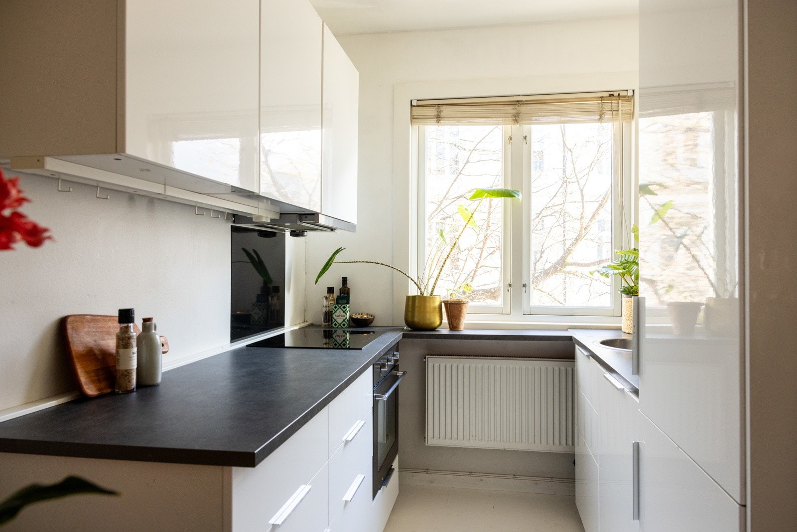 Meget god oppbevaringsplass i skuffer og skap. Galleribilde