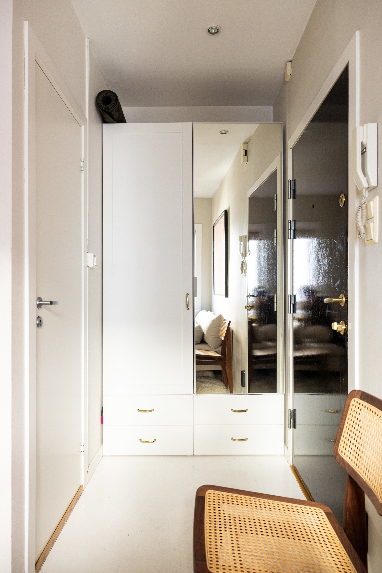 Velkommen hjem! Praktisk skapløsning i den hyggelige entréen. Galleribilde