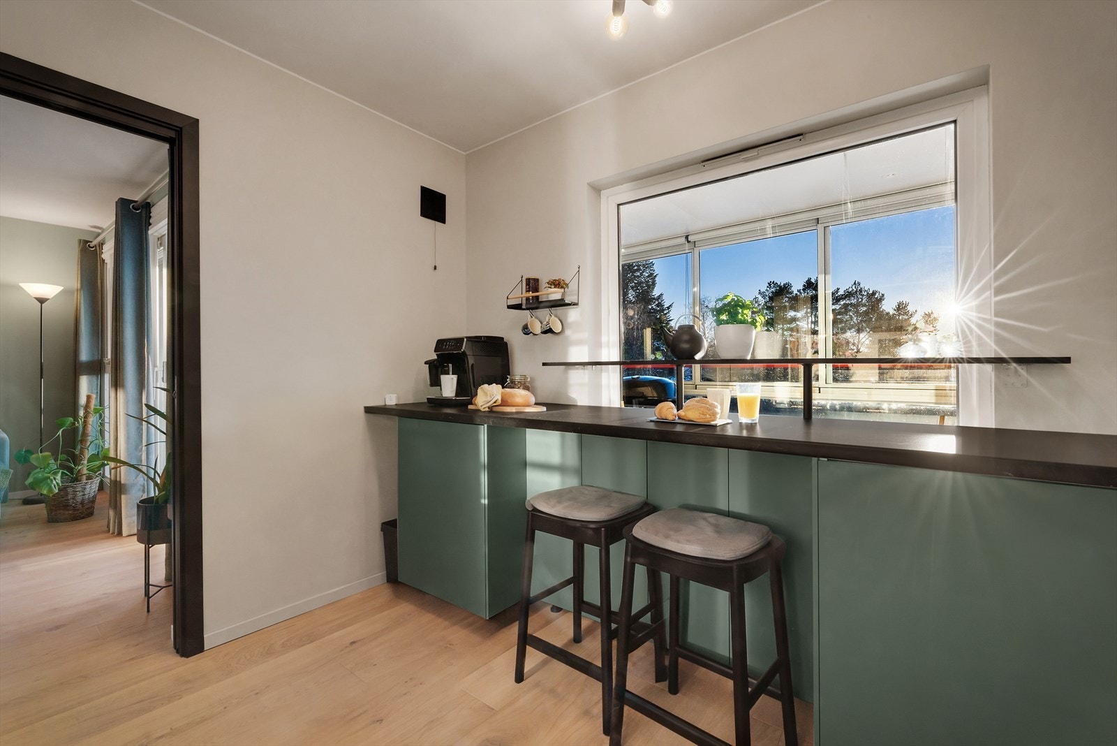 - Laget til med praktisk sitteplass ved vinduet - Galleribilde