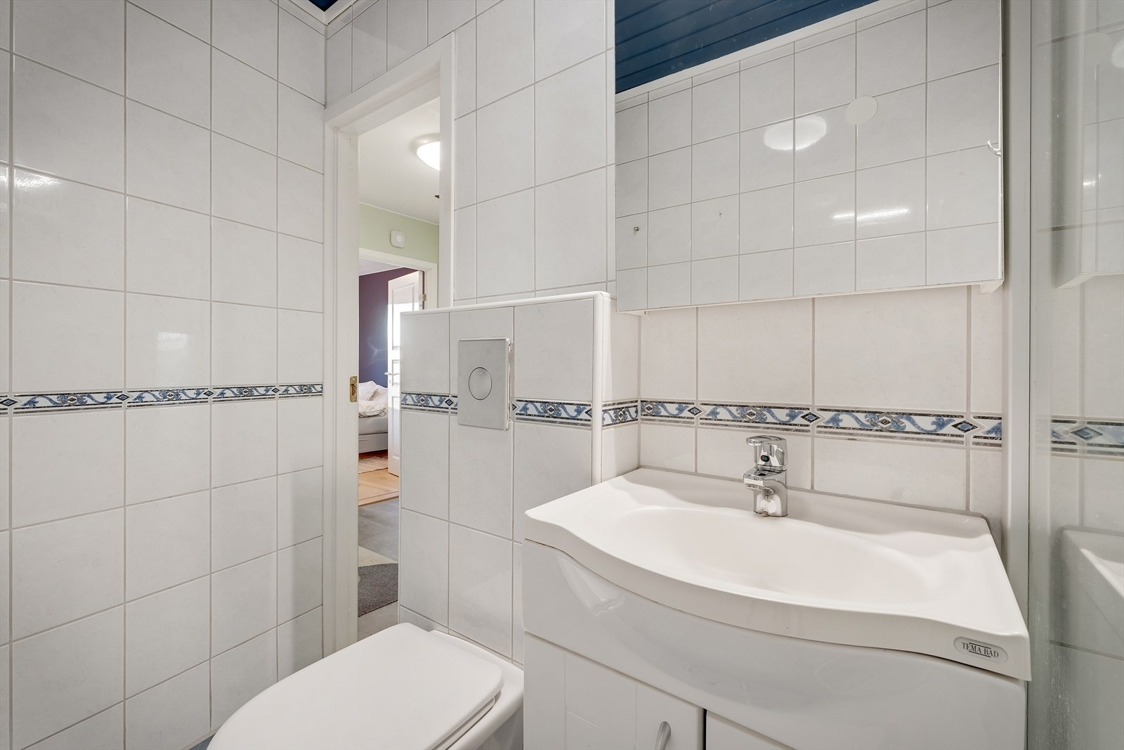 - På badet er det varme i gulv, vegghengt toalett, servantskap og dusjhjørne - Galleribilde