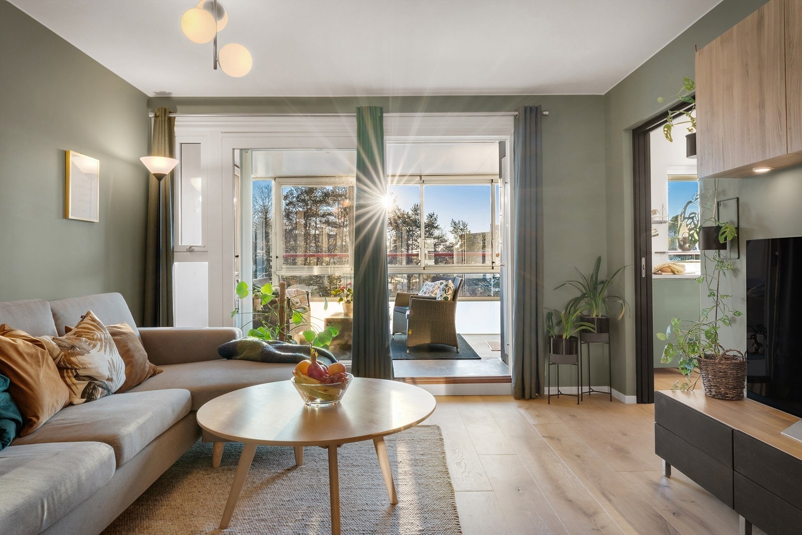 - Inne møter vi en romslig stue på 24,4 m² - Galleribilde