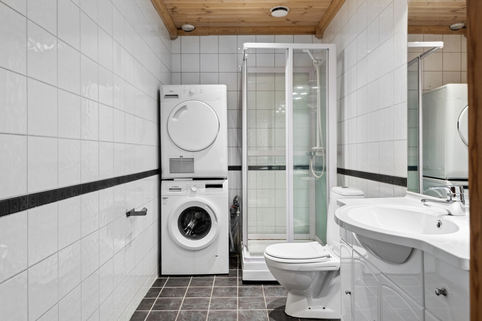 Leilighet 1 - Kombinert bad og vaskerom Galleribilde