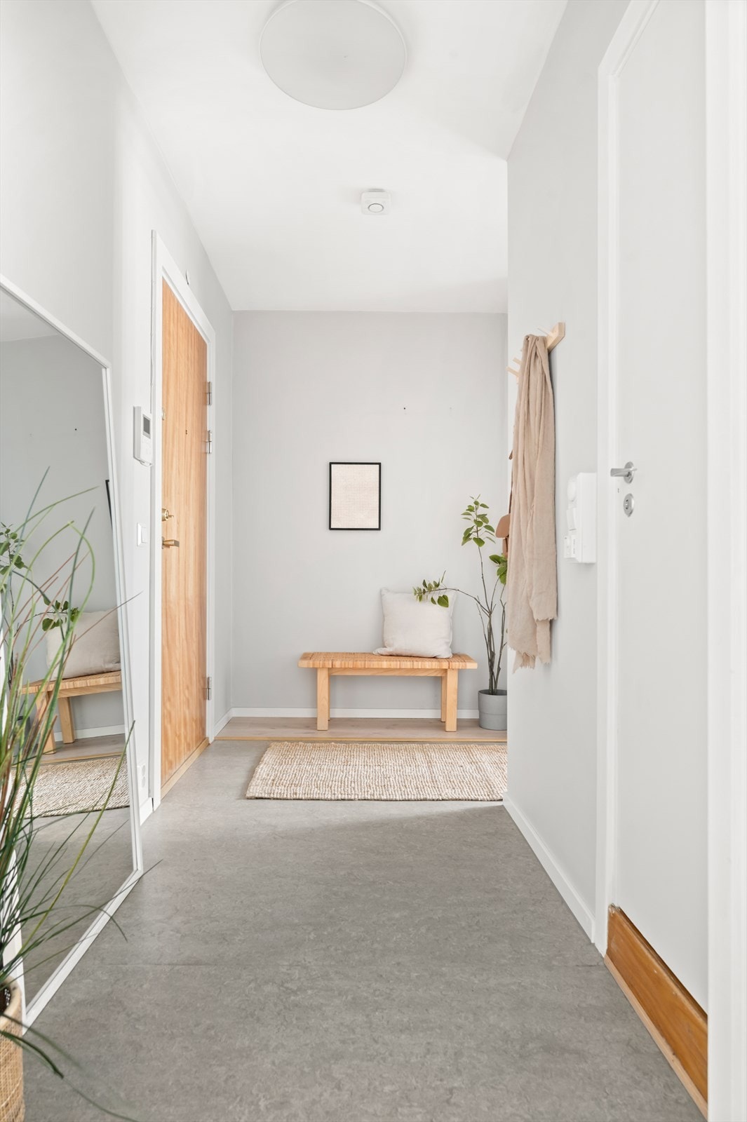 Velkommen inn! Leilighetens entré er lys og innbydende og gir et godt førsteinntrykk av boligen. Galleribilde