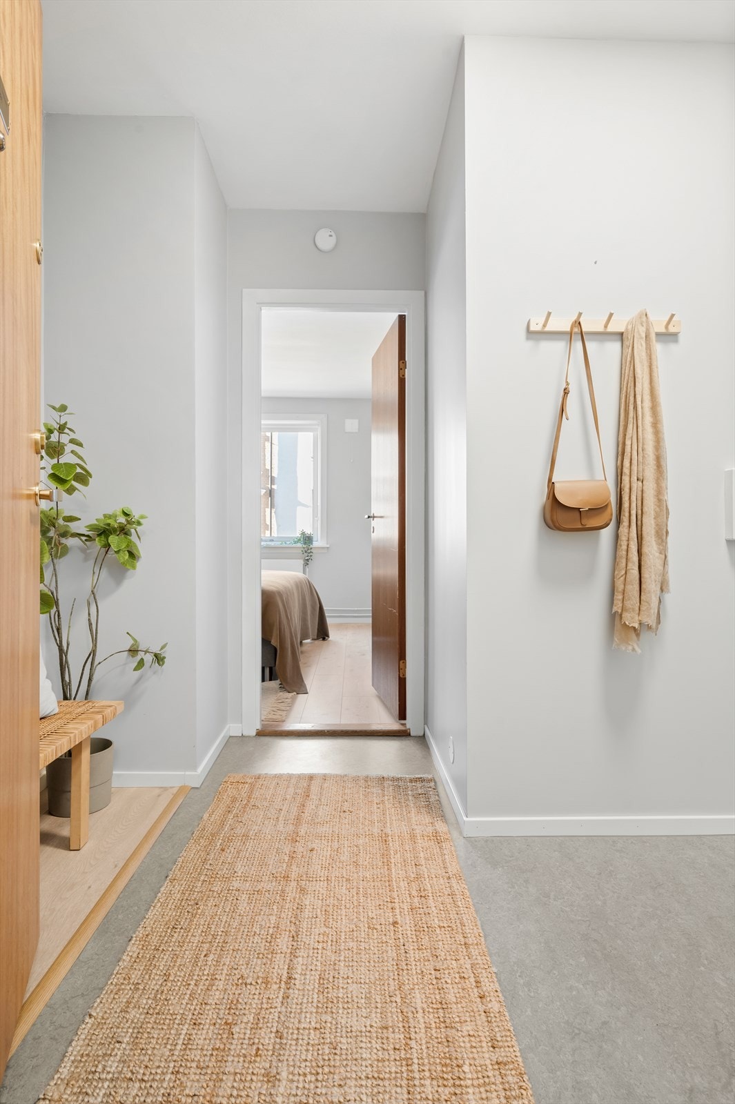 Her er det god plass til å henge fra seg yttertøyet og sette fra seg sko. Galleribilde