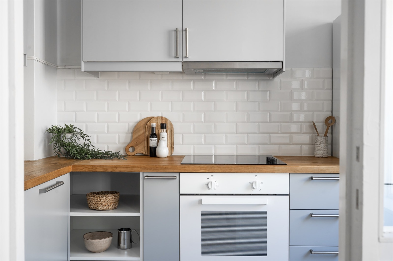 Det er rikelig med oppbevaringsplass i både skuffer og skap. Integrerte hvitevarer medfølger leiligheten. Galleribilde