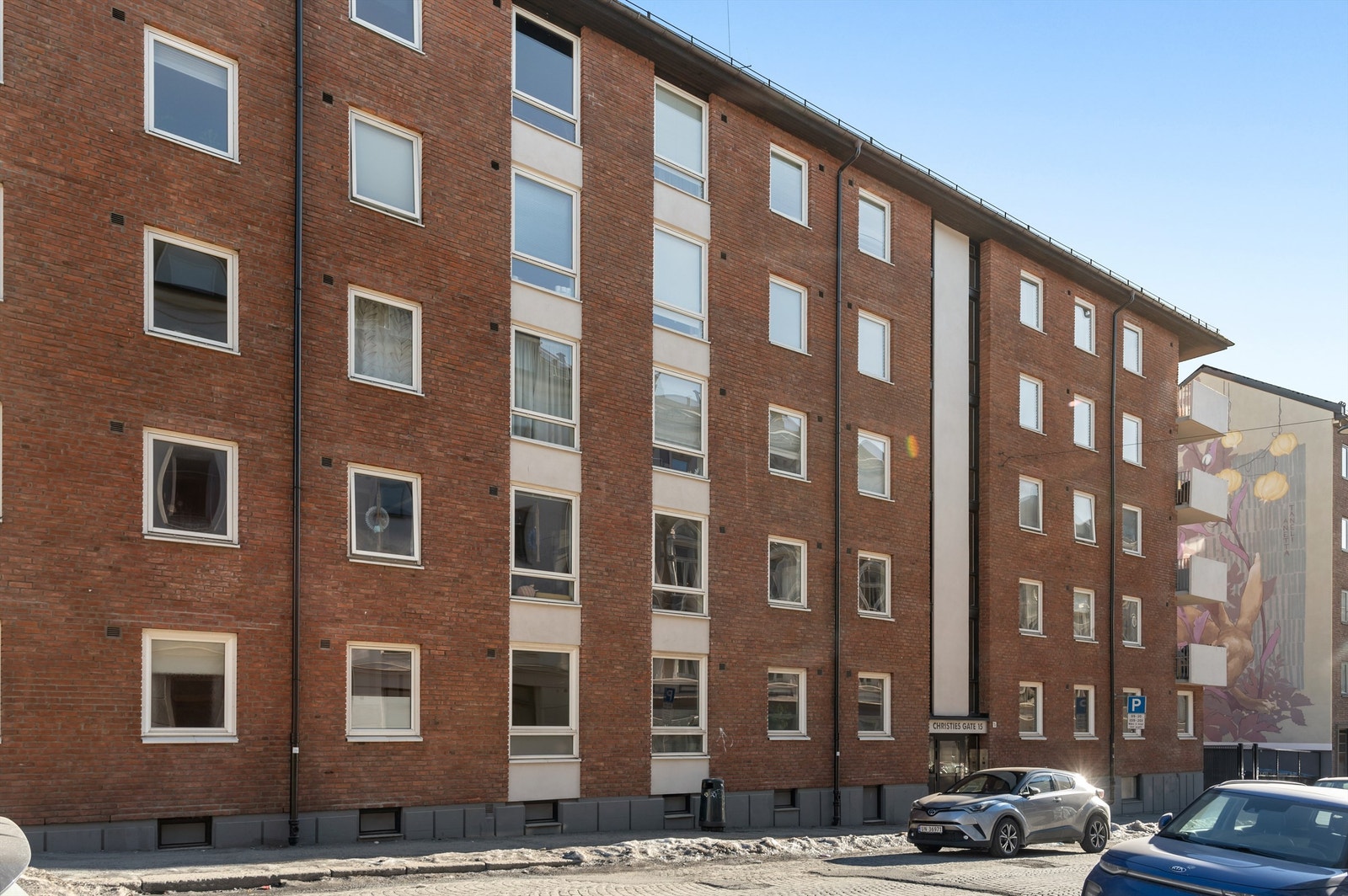 Fasade for Christies gate 15. Leiligheten er i 2. etasje med heisadkomst. Det er ledig parkeringsplass i borettslaget pr 19.2, se "Parkering" for mer informasjon. Galleribilde