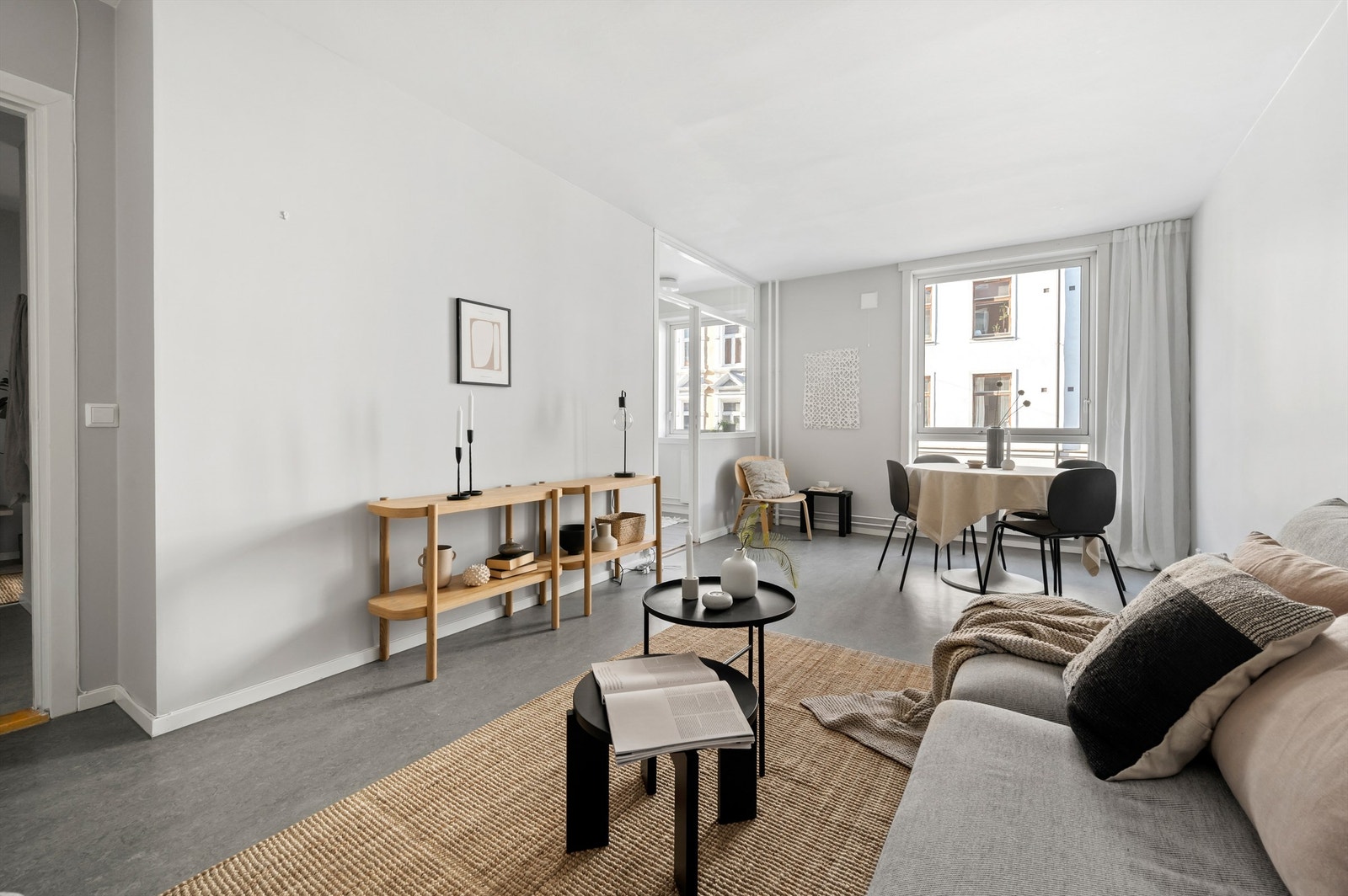 Stuen er svært romslig med god planløsning og kan enkelt innredes med en hyggelig sofagruppe med tilhørende sofabord og annet ønskelig stuemøblement. Galleribilde