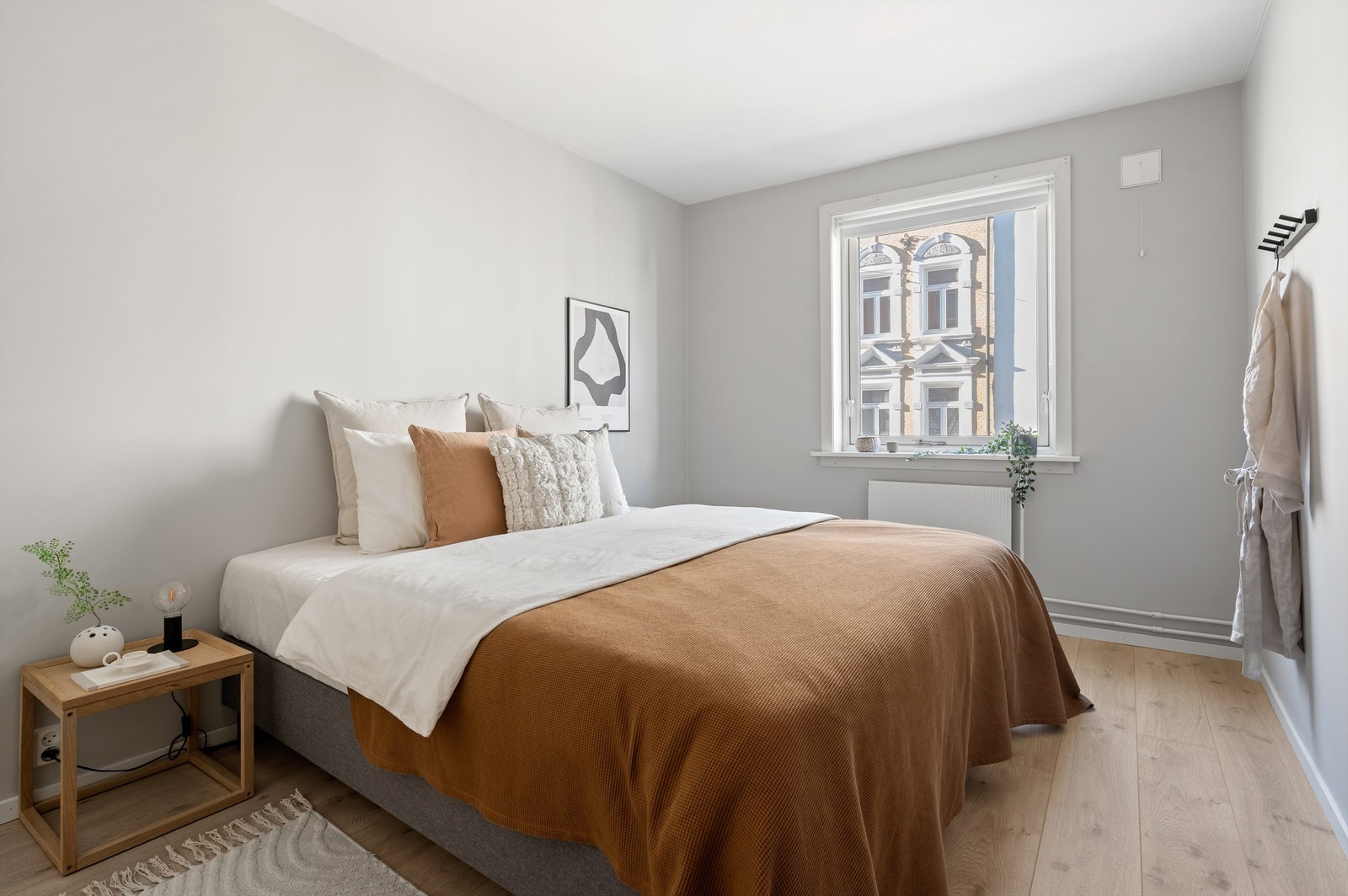 Dette er en delikat og lys 2-roms andelsleilighet. Leiligheten vender ut mot rolig sidegate med lite trafikkstøy. Galleribilde