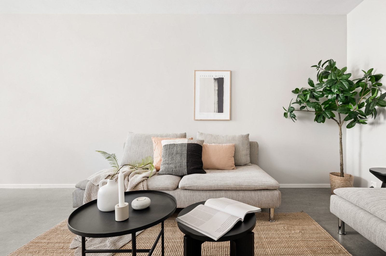 Fyring og varmtvann via bergvarme, og internett, er inkludert i felleskostnadene. Lavt strømforbruk ettersom felles fyring er inkludert. Galleribilde