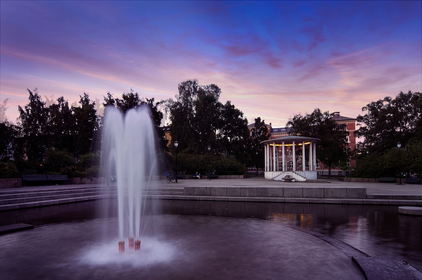 Birkelunden er en populær park i området, blant annet kjent for sine hyggelige søndagsmarked. Galleribilde