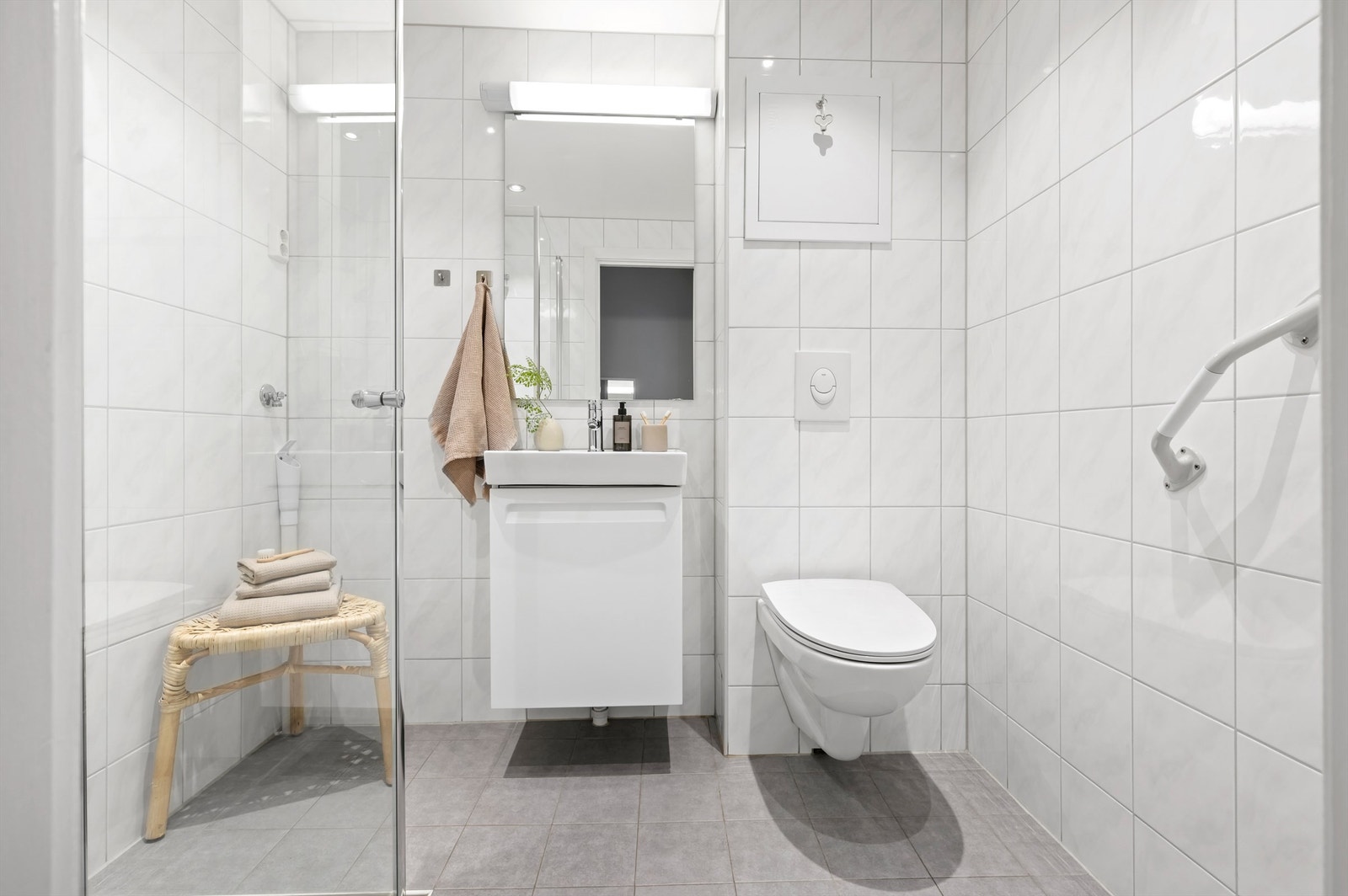 Badet ble oppusset i regi av borettslaget i 2015 og er pent flislagt på gulv og vegger, med varmekabler i gulvet. Galleribilde