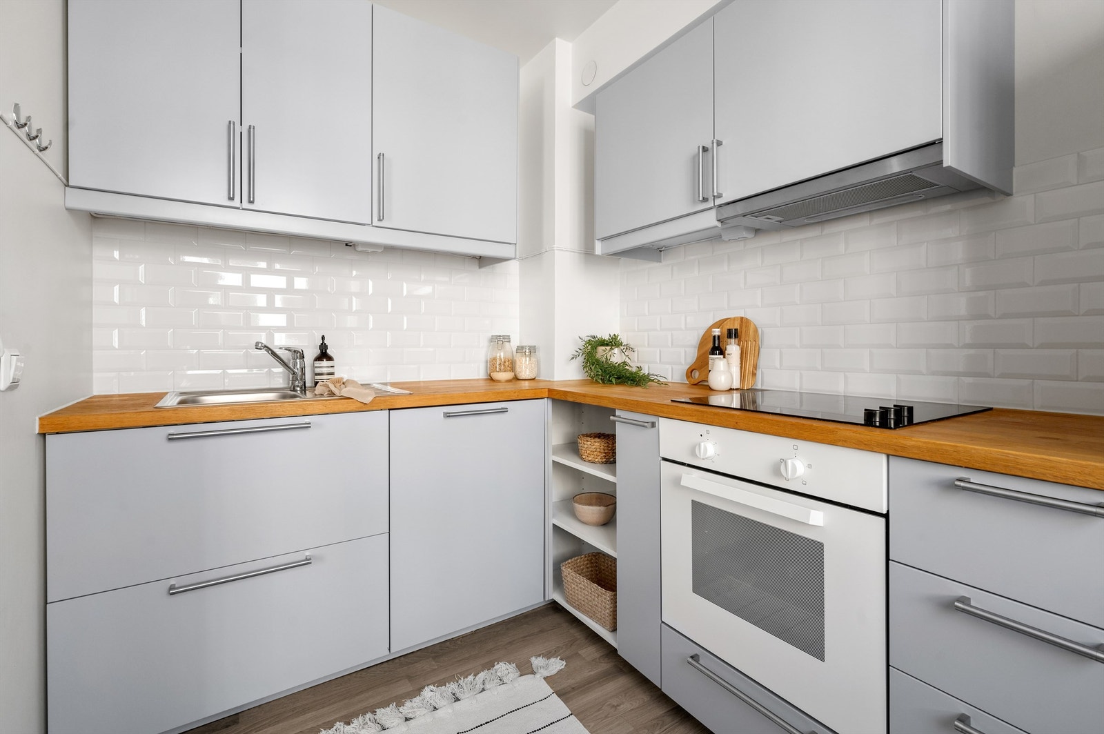 Det er montert lekkasjestopper på kjøkkenet, og over kjøkkenbenken er det pent flislagt med benkeskapsbelysning og stikkontakter. Galleribilde