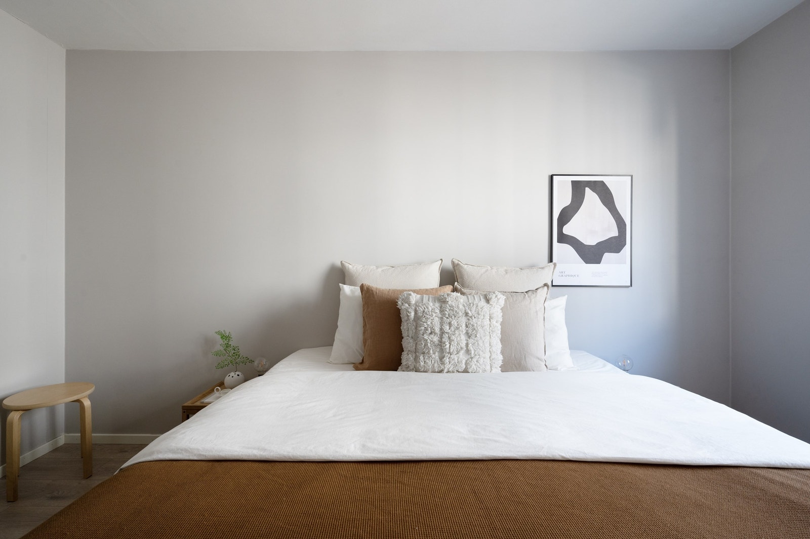 Rommet vender ut mot rolig sidegate med lite trafikk. Galleribilde