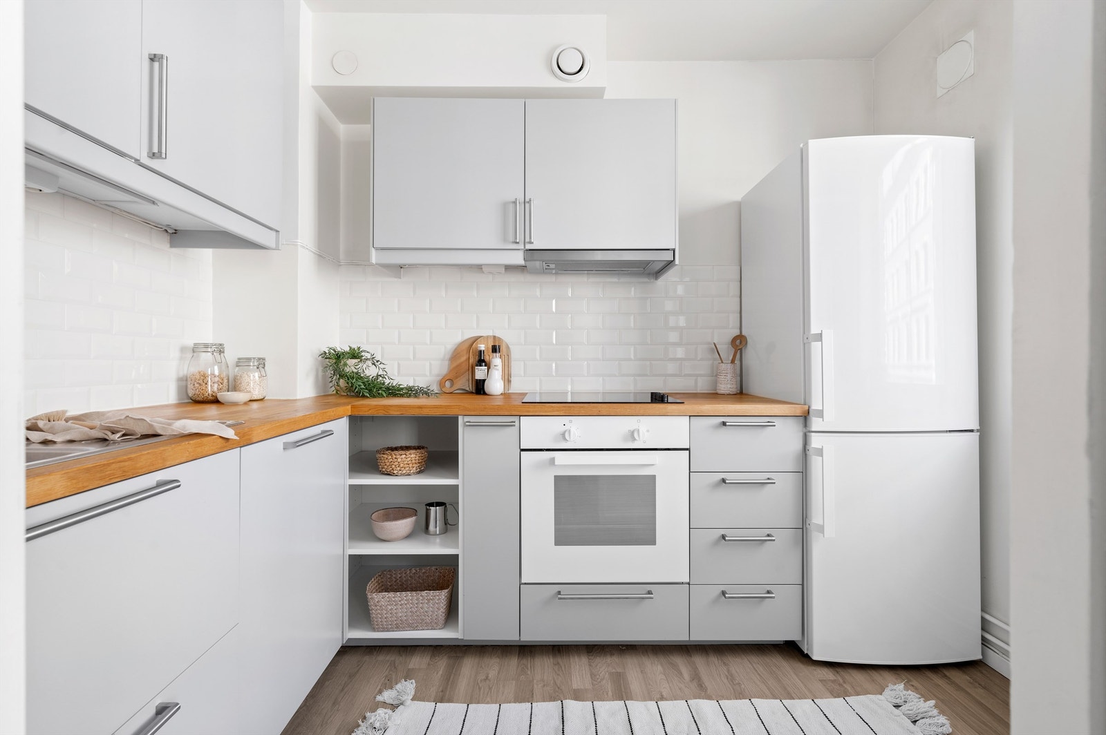 Kjøkkenet i leiligheten ble pusset opp i 2015 samtidig med utskiftning av rør i borettslaget. Galleribilde