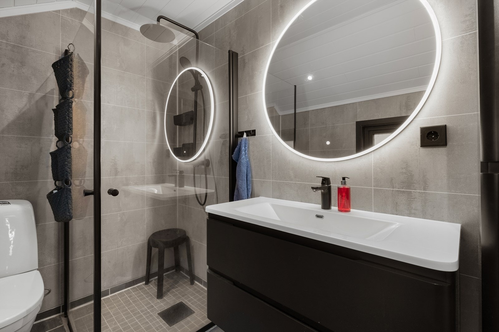 Badet er utstyrt med toalett, baderomsinnredning med nedfelt servant og dusjhjørne. Galleribilde