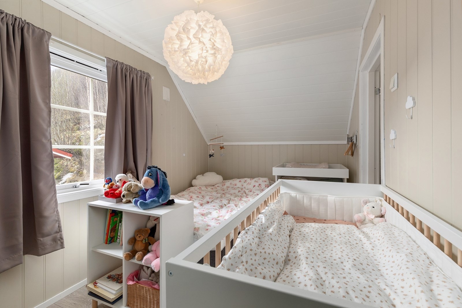 Soverom nr. 3 er nytta som barnerom og gir plass til seng og garderobe. Galleribilde