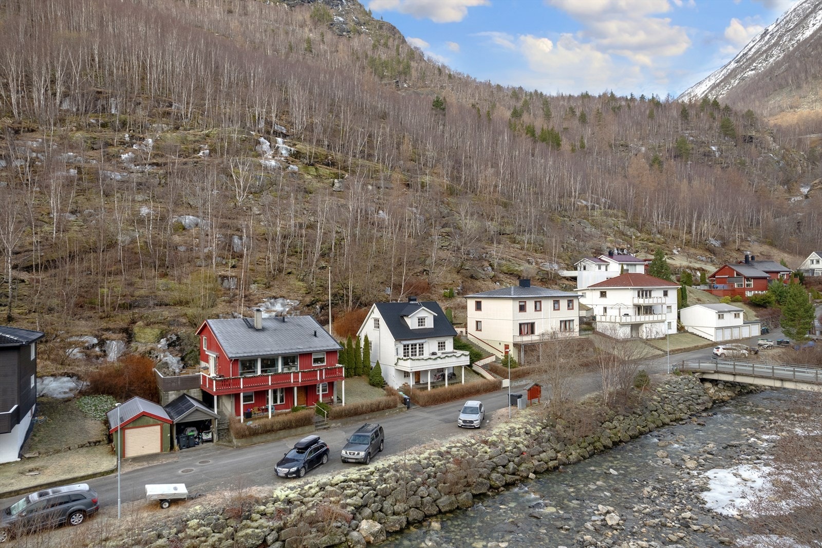 Området utpeikar seg som eit yrande og attraktivt bustadområde for dei fleste aldersgrupper med sin fine beliggenheit. Galleribilde