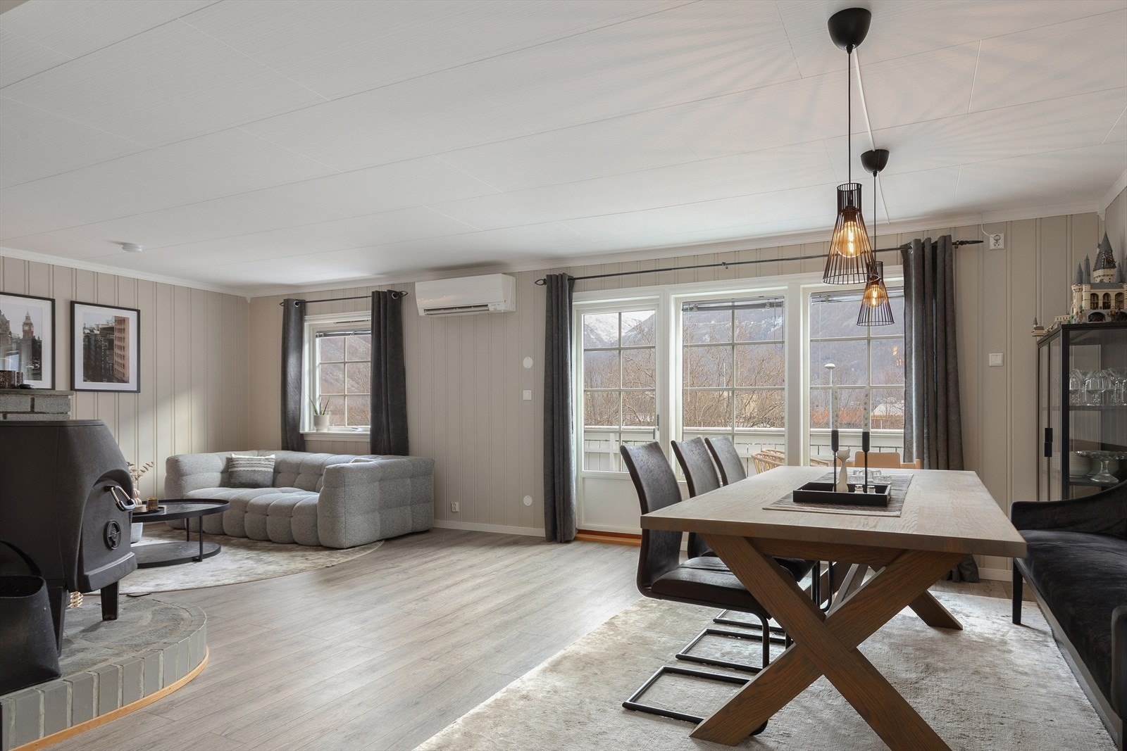 Stova gir plass til både spiseseksjon og sittegruppe. Galleribilde