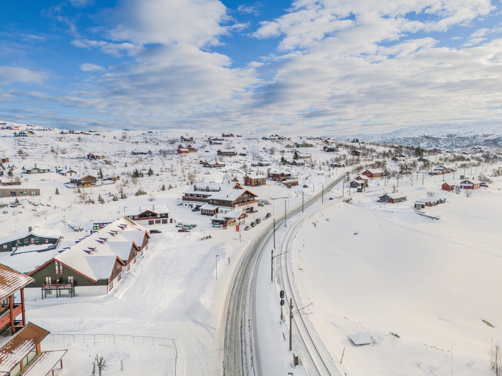 Kun et steinkast fra leiligheten ligger Joker nærbutikk og Ustaoset togstasjon, med avganger fra både Oslo og Bergen Galleribilde