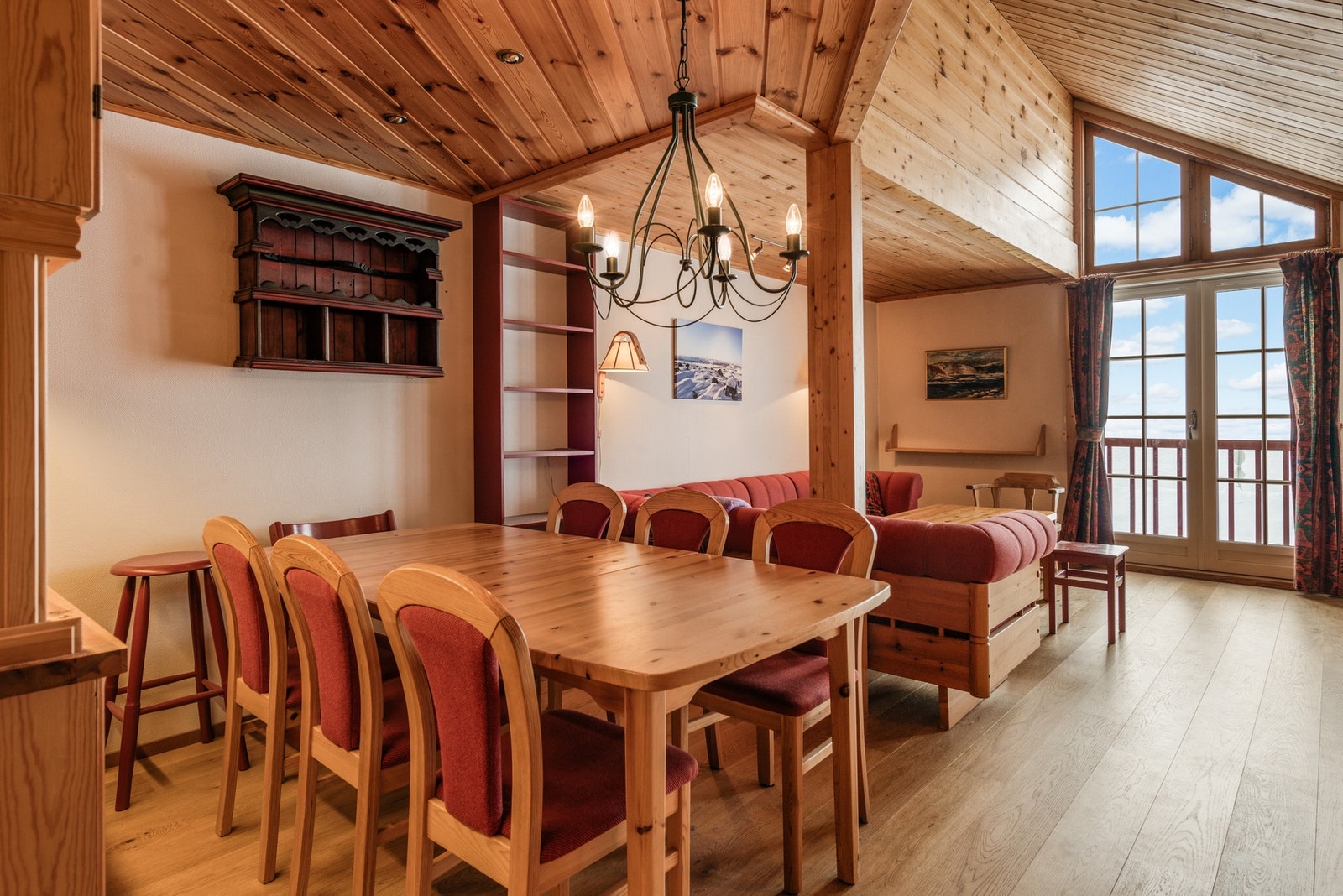 God takhøyde, høye vinduer, mye lys og utsikt Galleribilde