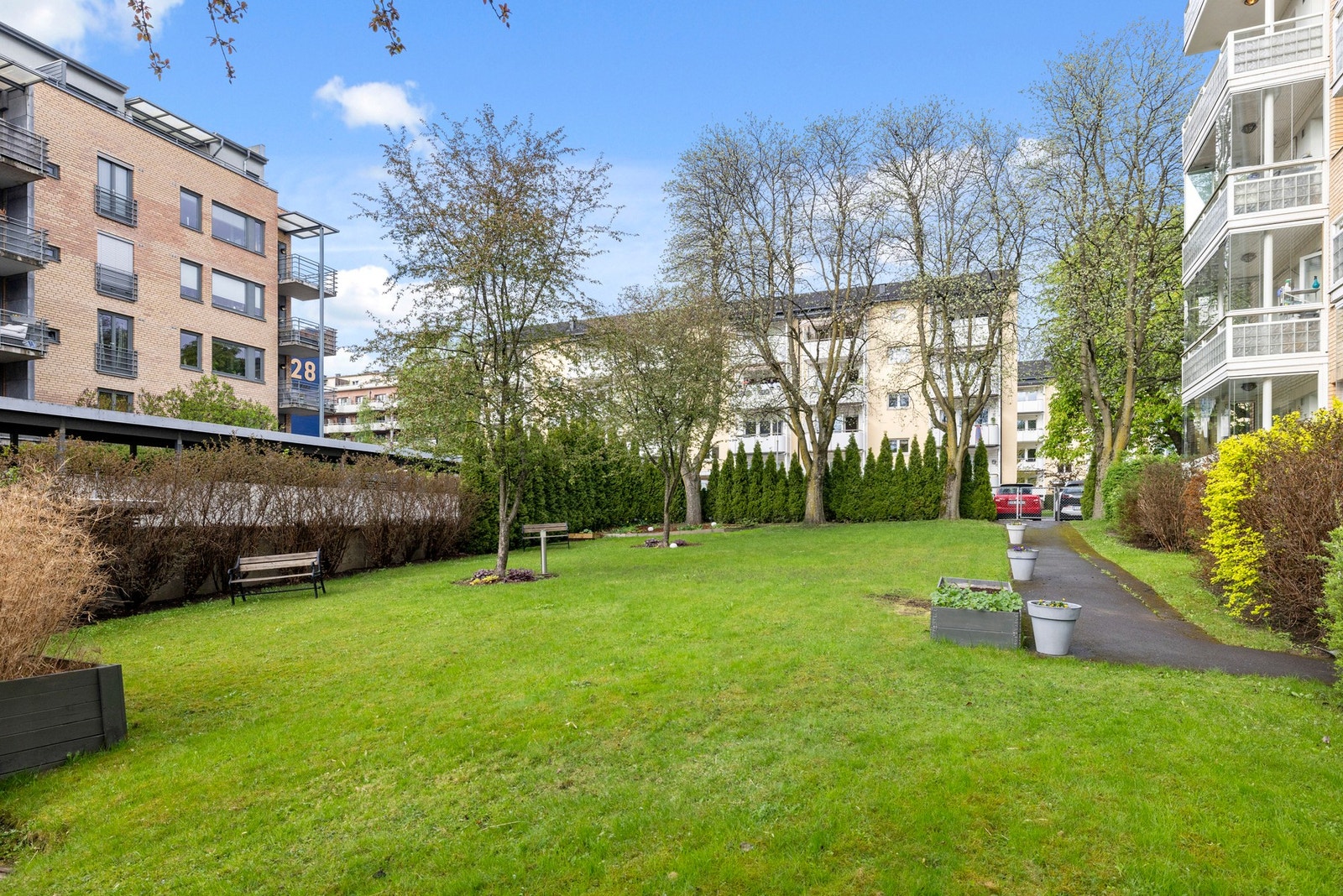 Bakgården. Galleribilde