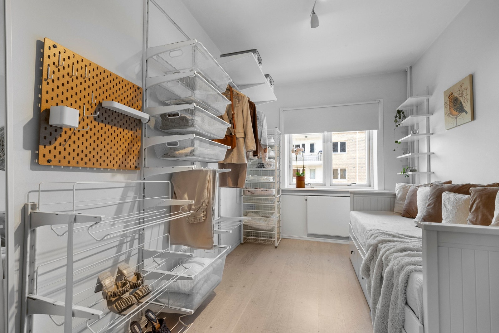 Her er det godt med oppbevaringsplass i hylleløsning. Galleribilde