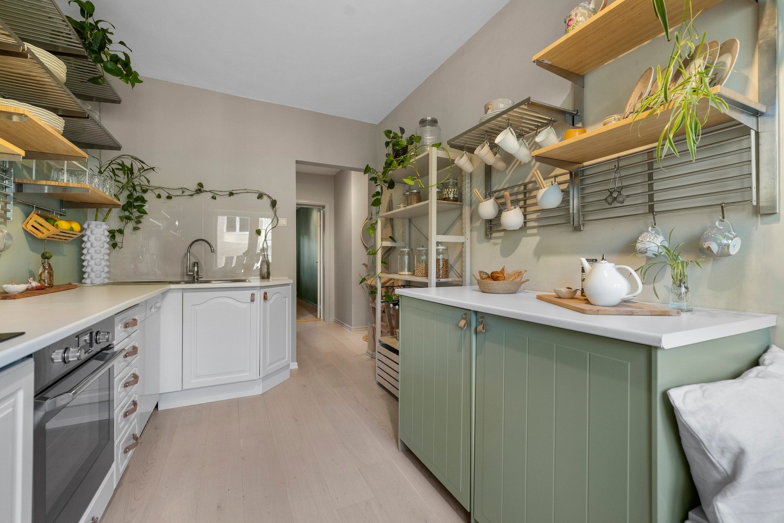 Her er det integrert kjøleskap, fryseskap, stekeovn og induksjon platetopp
med integrert avsug med kullfilter. De integrerte hvitevarene medfølger. Galleribilde