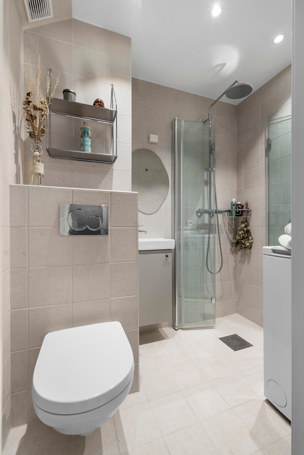 Lekkert, flislagt bad fra 2024 med gulvvarme og opplegg for vaskemaskin. Galleribilde