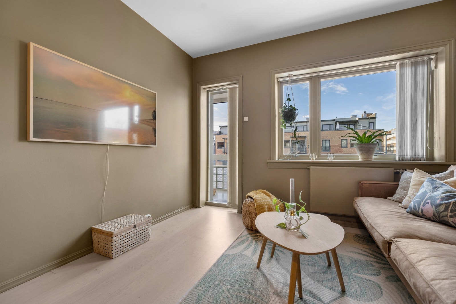 Fra stuen er det utgang til en herlig balkong. Galleribilde