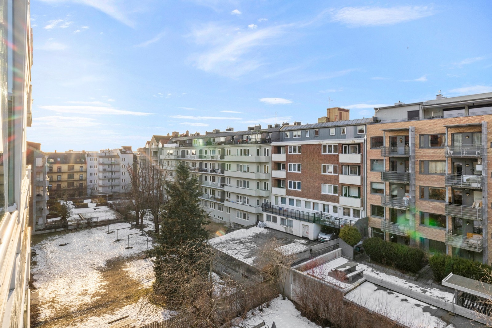 Utsyn fra balkongen over rolig bakgård. Galleribilde
