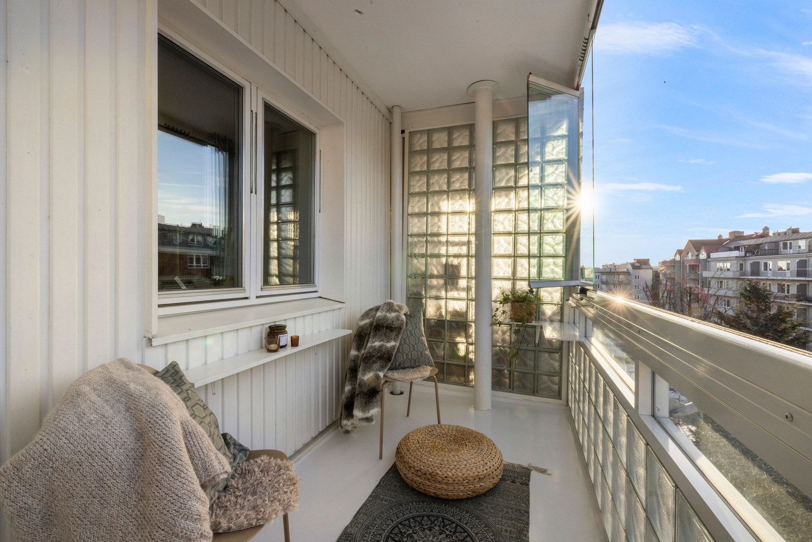 Boligen ligger høyt og fritt i 4. etasje med hyggelig utsyn til borettslagets gårdsrom. Galleribilde