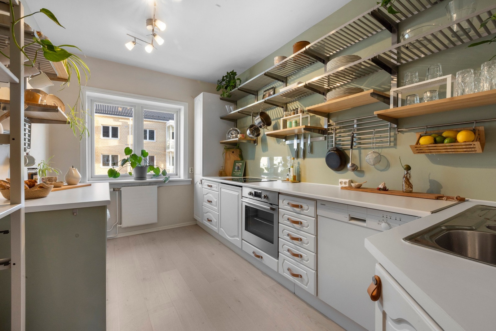 Kjøkkenet er separat i eget rom og har rikelig med skap- og benkeplass. Galleribilde