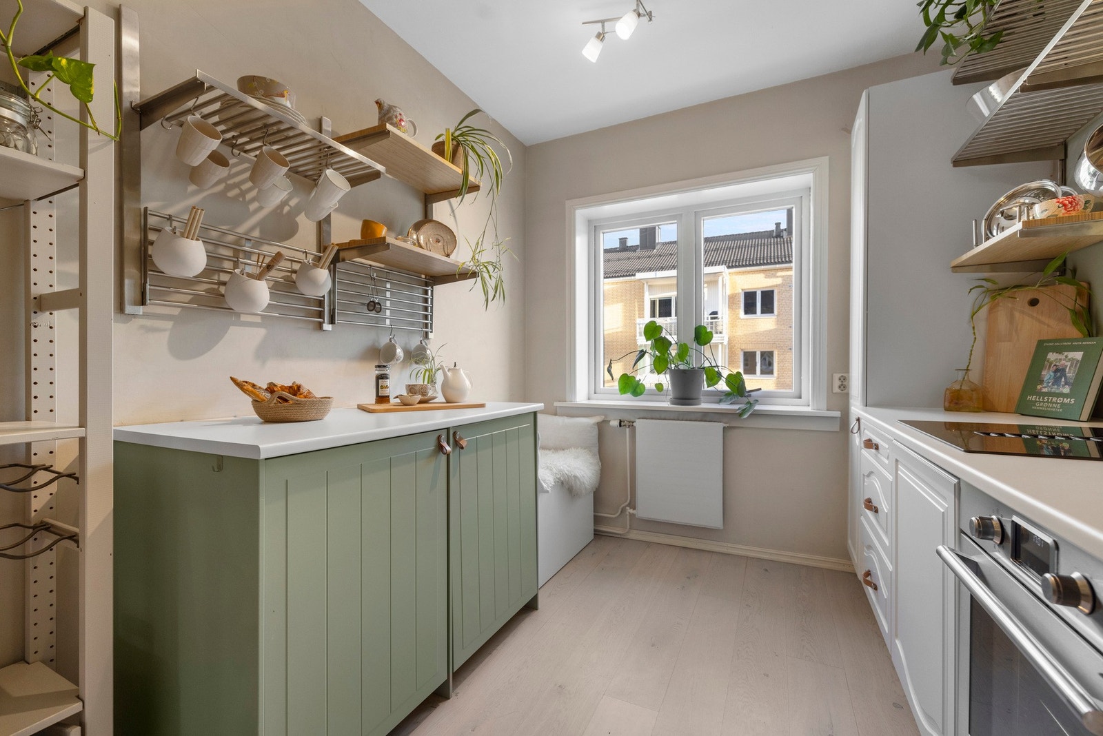 Kjøkkenet har flere arbeidssoner som gir god plass til matlaging. Galleribilde