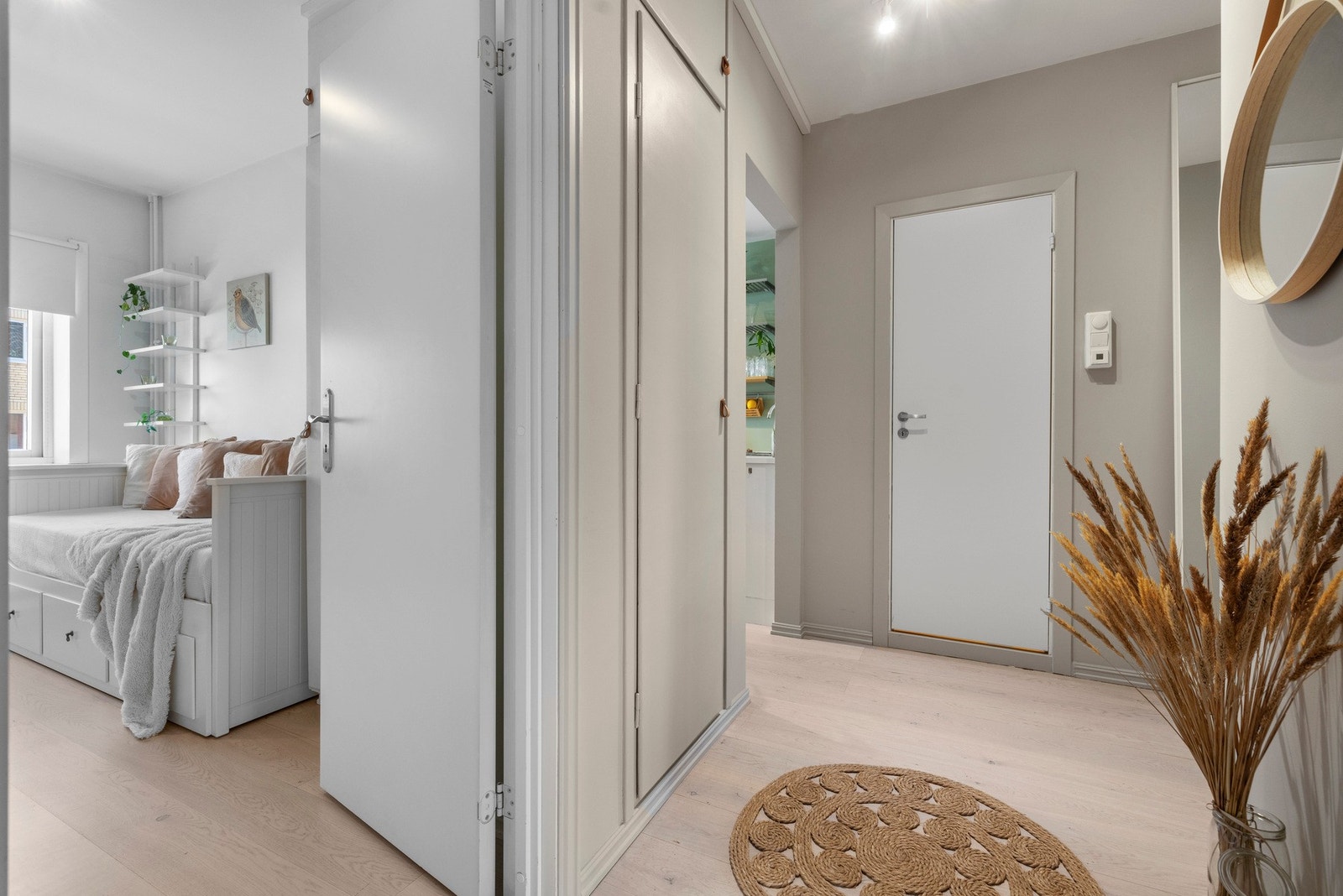 I entréen er det et innebygget garderobeskap med plass til å henge fra seg yttertøy. Galleribilde