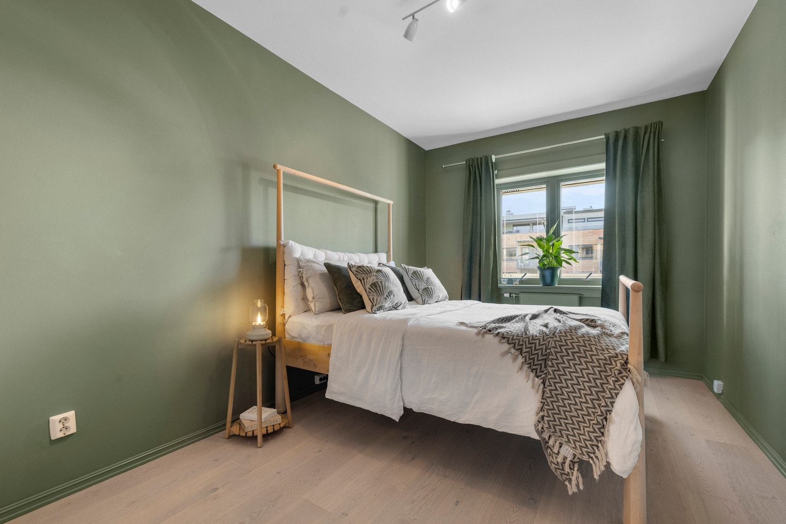 Romslig hovedsoverom malt i en behagelig tone. Galleribilde