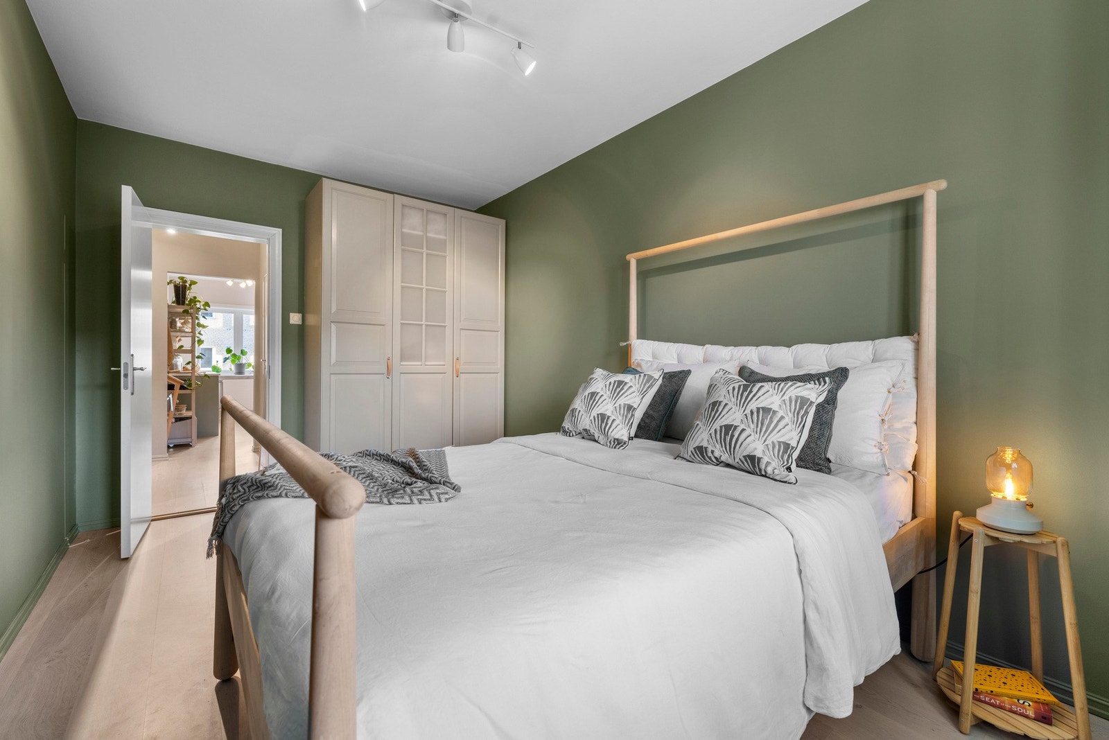 God plass til dobbeltseng og garderobeskap. Galleribilde