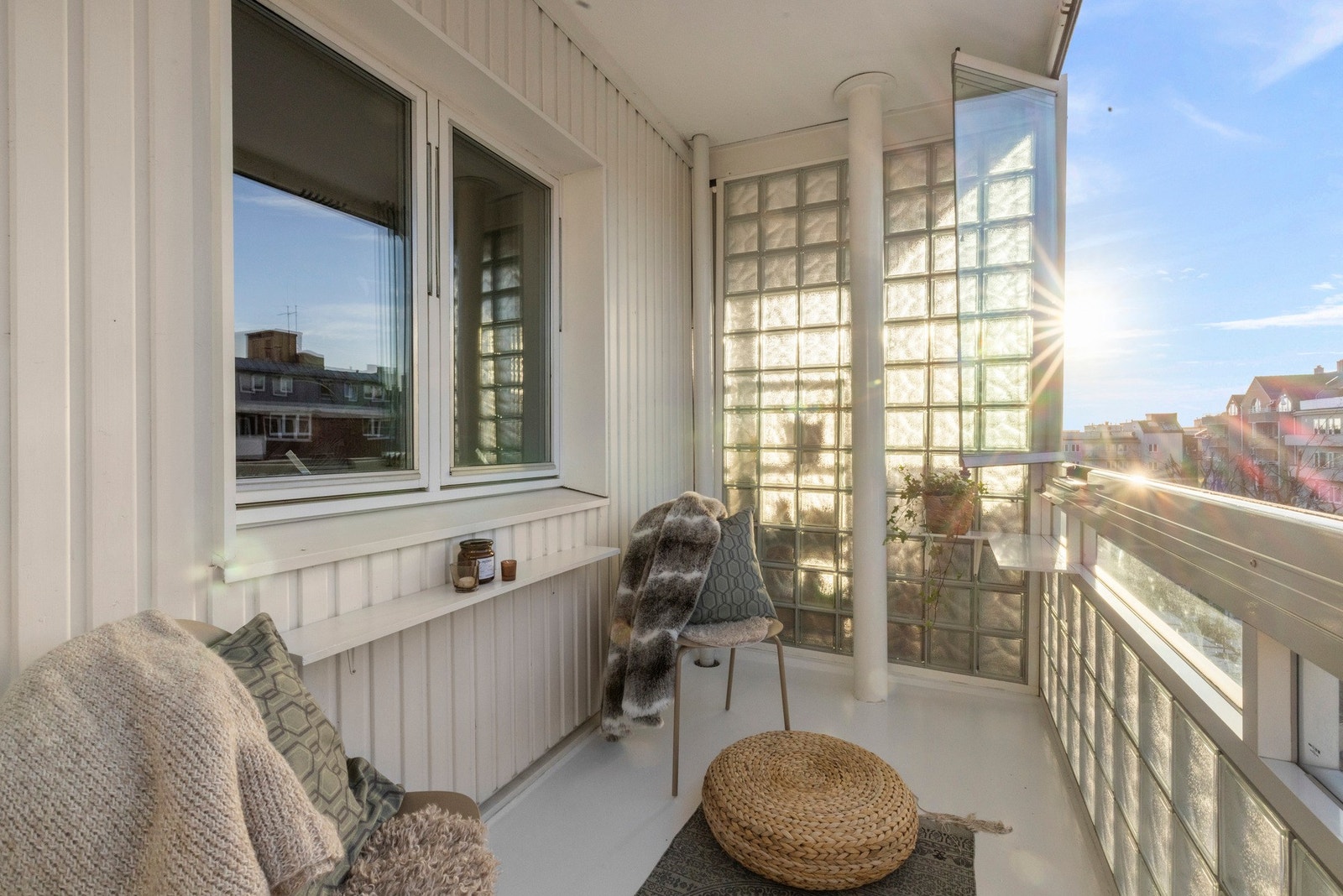 Den innglassede balkongen er en forlengelse av stuen, sommer som vinter! Galleribilde