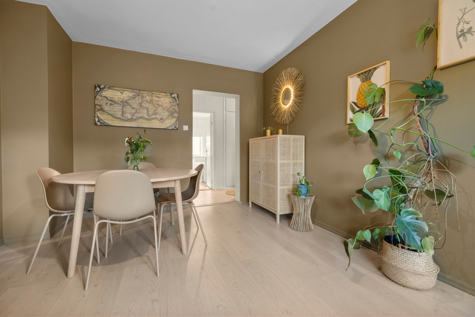 Naturlig sone for spisebord i stuen. Galleribilde