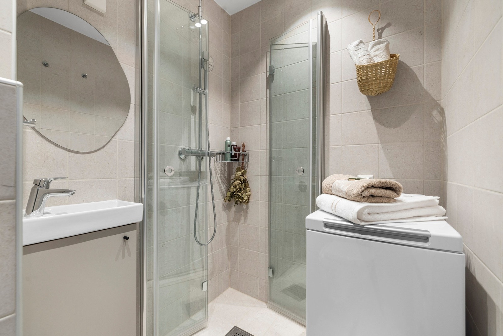 Baderommet ble rehabilitert i 2024 med blant annet nytt sluk, ny membran, nye rør og varmekabler. Dokumentasjon foreligger. Galleribilde