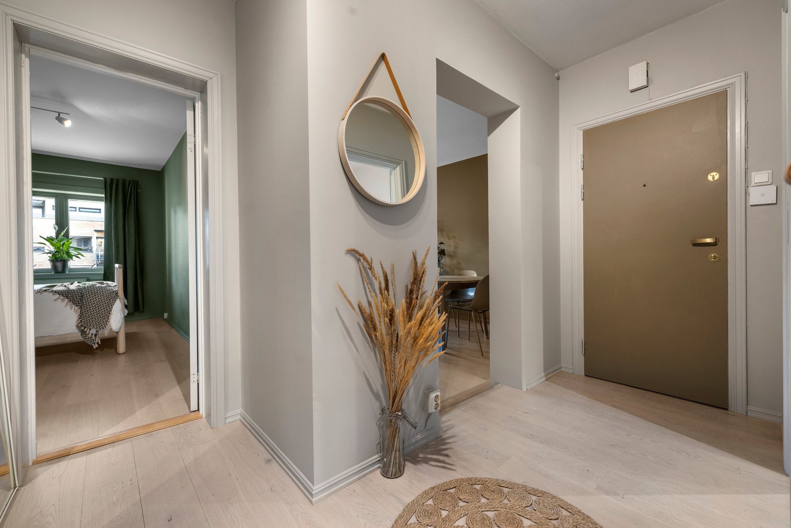 Leilighetens entré/gang har en fin størrelse og binder rommene sammen på en god måte. Galleribilde