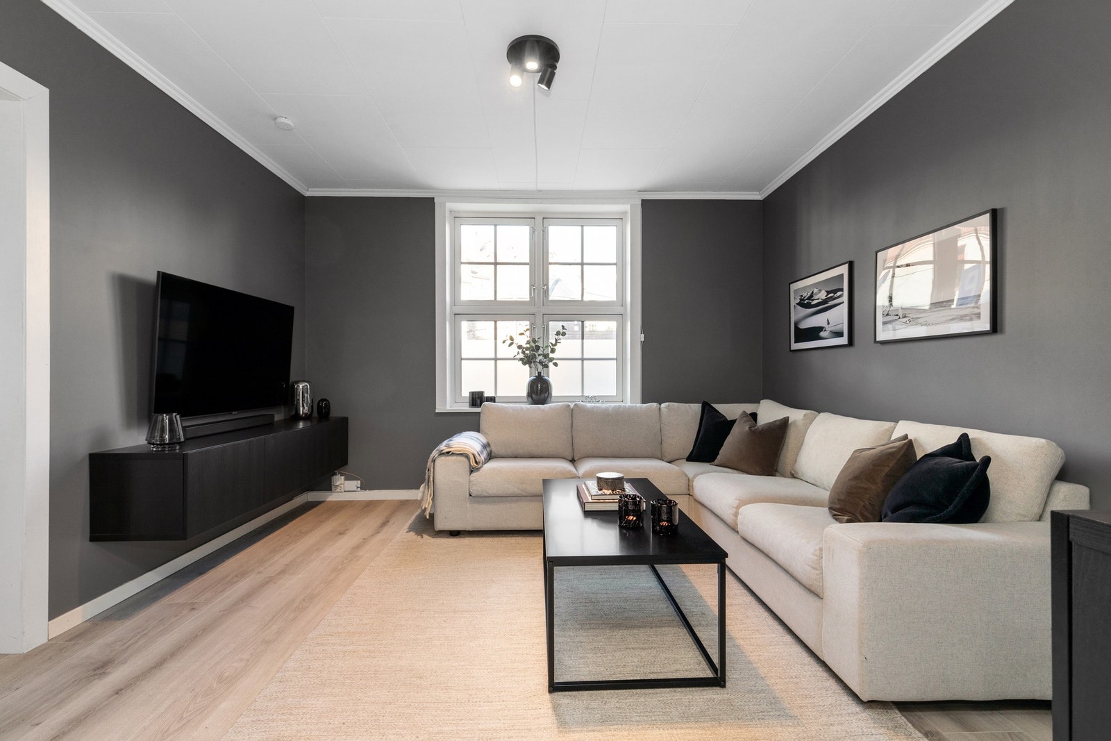 Stilfull og klassisk 2-roms hjørneleilighet, beliggende stille og tilbaketrukket til på Rosenhoff. Galleribilde