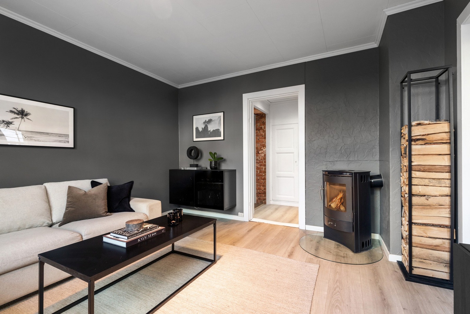 Stuen fremstår lys, luftig og tidsmessig utført. Galleribilde