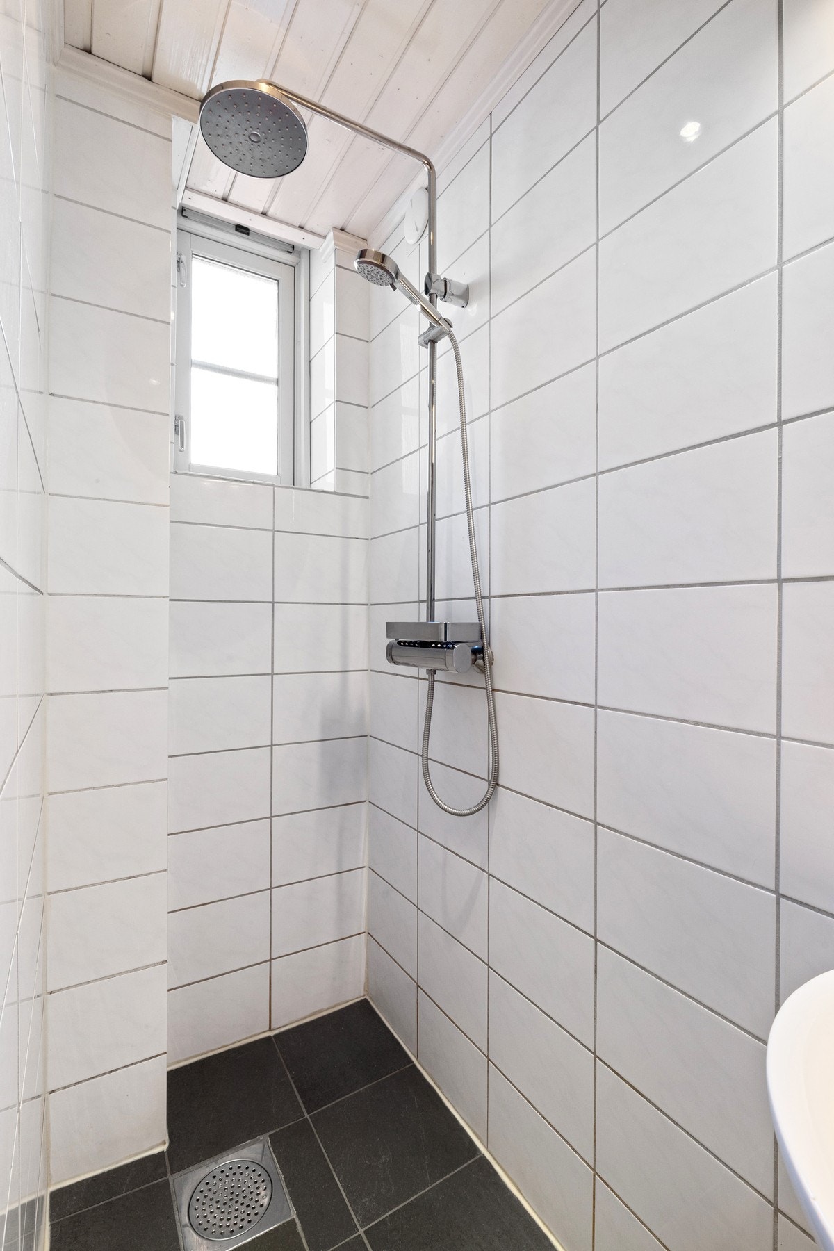 Avgrenset dusjsone med regnfallsdusj som gir deg den deilige spafølelsen. Galleribilde